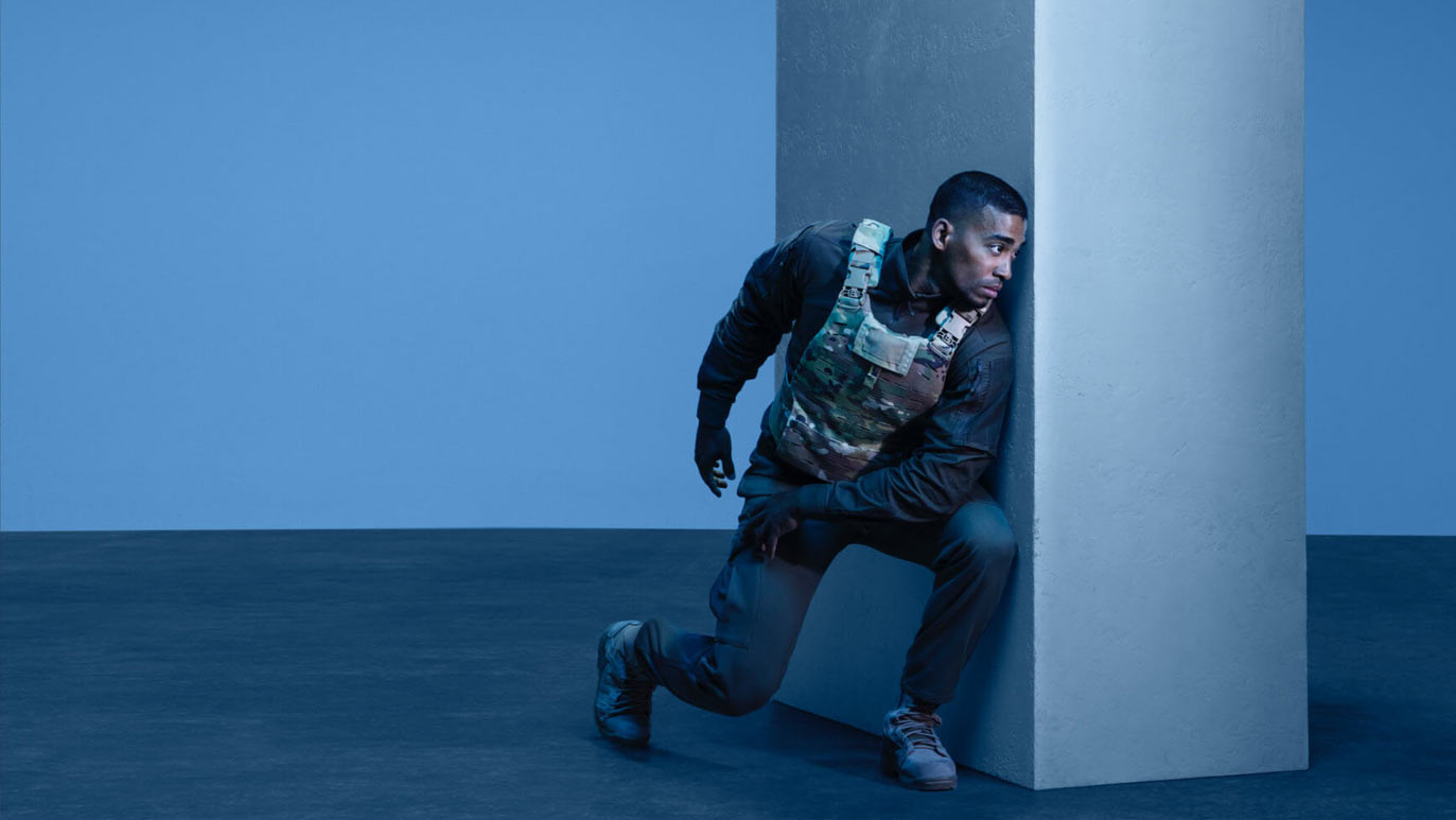 tactical operator peeking around the corner